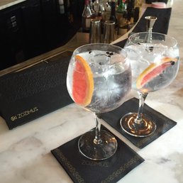 Gin and tonic with fever tree tonic and a slice of grapefruit.