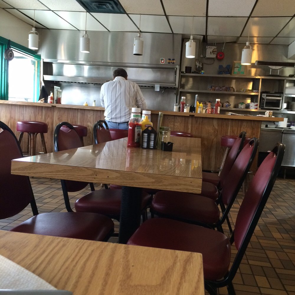Green Lantern - View from the booth to the counter and grill. - Diners Near Me - Toledo, Ohio Green Lantern - View from the booth to the counter and grill. - Diners Near Me - Toledo, Ohio