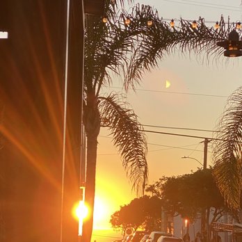 Nick's Manhattan Beach - Beautiful Manhattan Beach sunset - American Near Me - Manhattan Beach, California