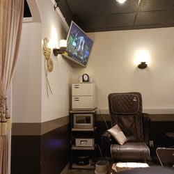 VIP Nails & Spa - TV & hot towel keeper