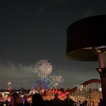 Rise Rooftop Lounge - View of Disneyland fireworks - Lounges Near Me - Anaheim, California Rise Rooftop Lounge - View of Disneyland fireworks - Lounges Near Me - Anaheim, California