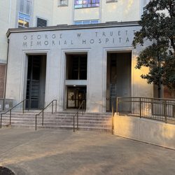 Baylor University Medical Center - Main entrance at 3500 Gaston Ave