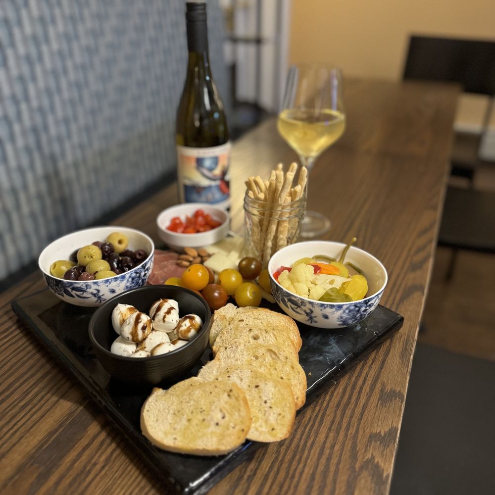 Composition Art & Wine Bar Logo