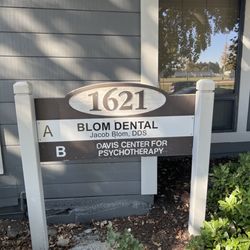 Blom Dental - Sign outside the office