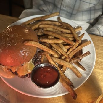 GusGus - Double cheese burger 5/5 - Bars Near Me - Saint Paul, Minnesota
