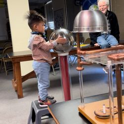 Children's Natural History Museum - Van de Graaf generator demo