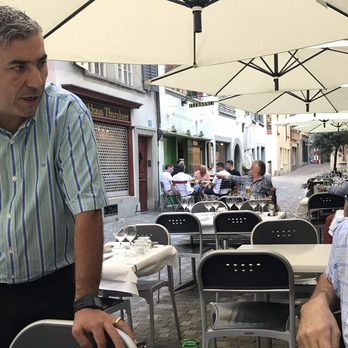 Madrid - The owner, Carlos, recommending a fantastic Spanish wine. - Spanish Near Me - Zürich, ZH
