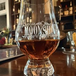 Moonshine Grill - Bourbon pour