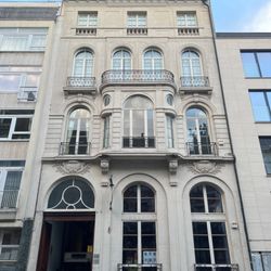 TAGAWA VLEURGAT - L'entrée du magasin est située au fond, en passant par l'entrée en bas à gauche de la photo.