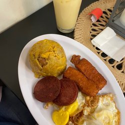 La Casa Del Mofongo - Mangu con queso salami y huevos