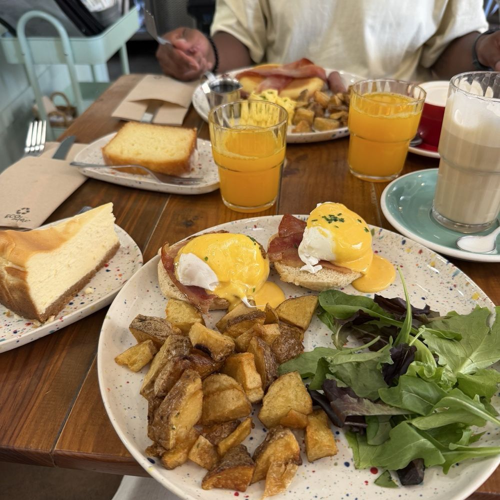 Brunch Corner - Eggs Benedict with bacon and cheesecake. - Coffee & Tea Near Me - València, V Brunch Corner - Eggs Benedict with bacon and cheesecake. - Coffee & Tea Near Me - València, V