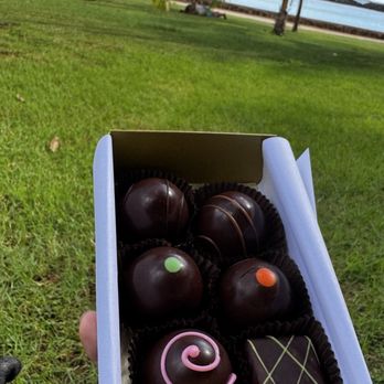 Diamond Head Chocolate Company - Truffle box 6pc - Chocolatiers & Shops Near Me - Honolulu, Hawaii