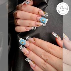 Paris Nails - Zebra vibes meets floral glam!
Bold, chic, and unapologetically you - this set is all about making a statement.