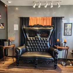 Vampire Penguin - Gothic photo opp chair