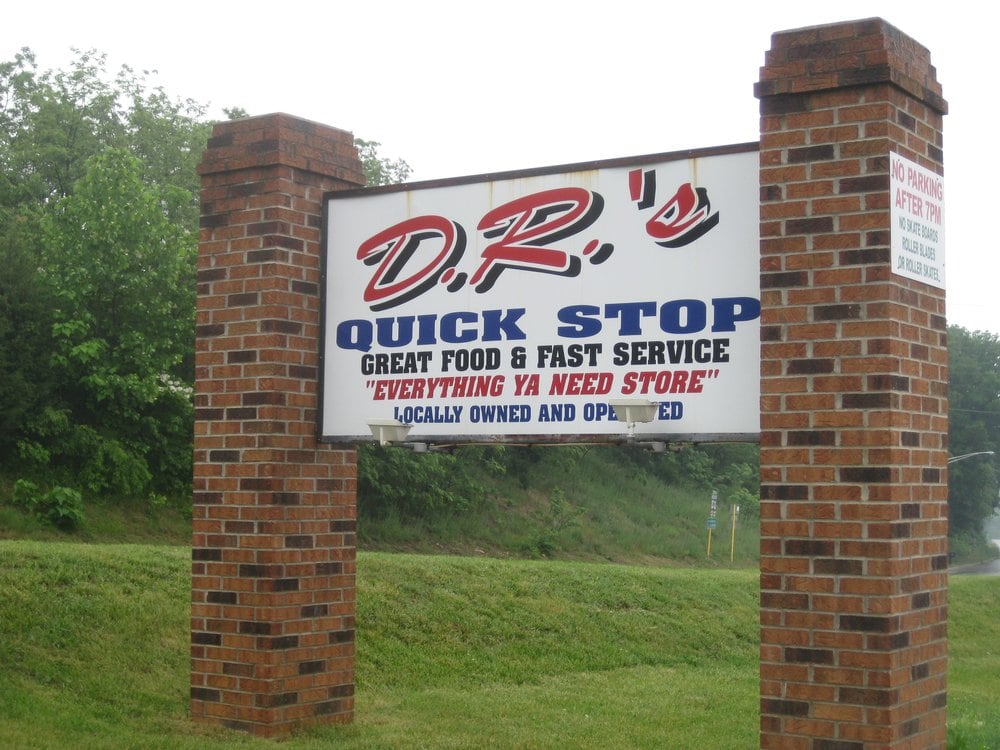 D R's Quick Stop Logo