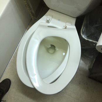 Motel 6 - Broken toilet seat - Hotels Near Me - Lebec, California