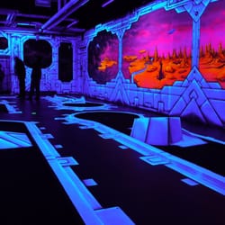 Schwarzlicht-Minigolf