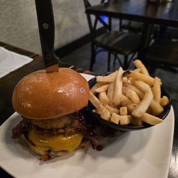 Da Burger Wing Hub & Bar - BBQ burger - Burgers Near Me - Kapolei, Hawaii