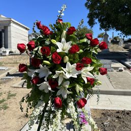 Drooping roses and hanging greenery and white flowered dying. Same day it was supposedly made. Drooping roses and hanging greenery and white flowered dying. Same day it was supposedly made.