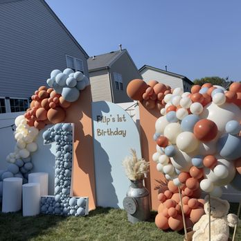 Balloon Drama - Celebrate your little one's 1st birthday with our adorable Teddy hot air balloon decor! Perfect far whimsical celebration! - Balloon Services Near Me