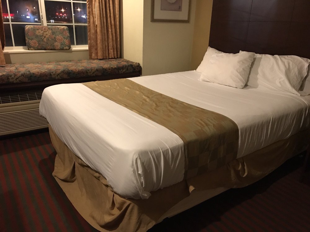 BridgePointe Inn & Suites