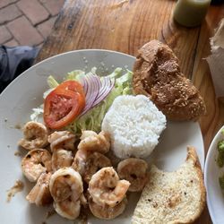 Estrella de Mar - Garlic shrimp. If you love the taste of garlic it's a must so good. Cooked to perfection.