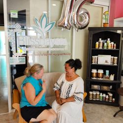 Blissdayspa - Nuestra querida amiga y cliente Amy Sadd vino a felicitarnos por cumpli 16 años de brindar Salud por medio de nuestras manos , gracias.