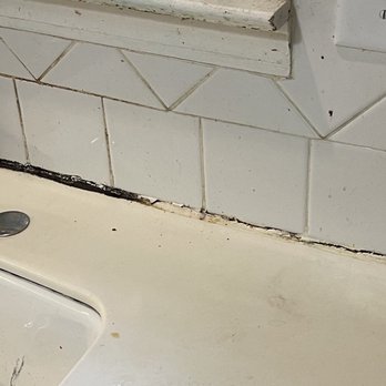 Crafty Canuck Handyman - Backsplash caulk replacement before - Handyman Near Me Crafty Canuck Handyman - Backsplash caulk replacement before - Handyman Near Me