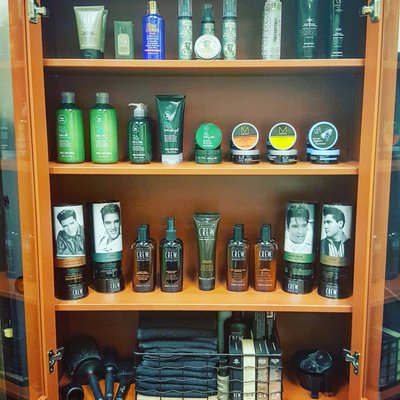 Red's Barber Lounge by null