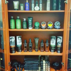 Red's Barber Lounge