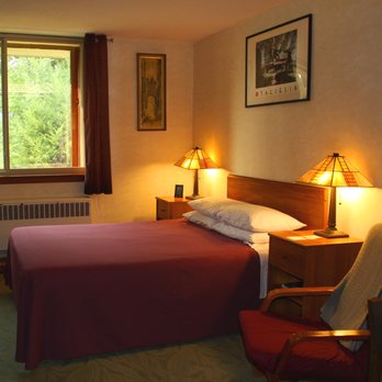 The Usonian Inn LLC - Room 2: One queen bed, a very peaceful room - Hotels Near Me - Spring Green, Wisconsin The Usonian Inn LLC - Room 2: One queen bed, a very peaceful room - Hotels Near Me - Spring Green, Wisconsin