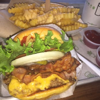 Shake Shack Garden State Plaza - Burgers Near Me - Paramus, New Jersey Shake Shack Garden State Plaza - Burgers Near Me - Paramus, New Jersey