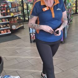 ARCO - Am. Pm. Arco drama yelling employee who doesn't care if drunks or people smoke weed outside