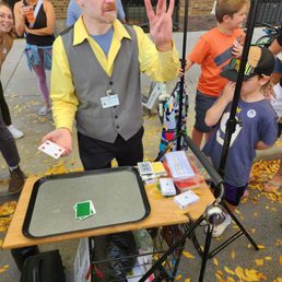 Rob Mendell performing card tricks at the 2023 Lincoln Square Apple Fest.