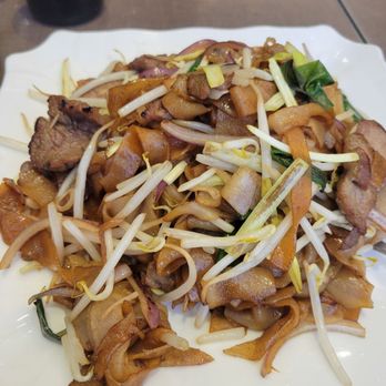 King's Kitchen - Beef chow fun - Chinese Near Me - New York, New York