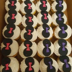 Ms Polly's Cake Giants - These cupcakes were to die for delicious! With buttercream frosting you can't go wrong. Especially for someone who isn't a fan of frosting!