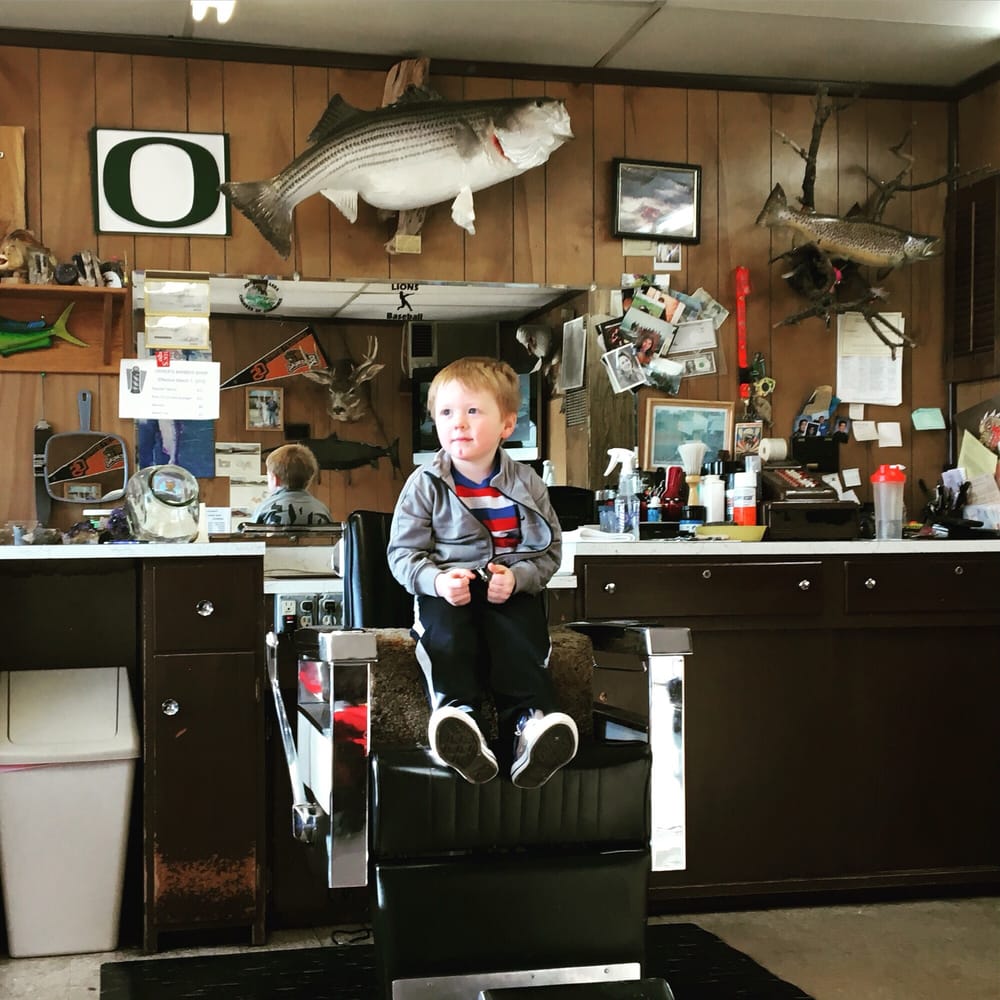 Derek's Barber Shop Logo