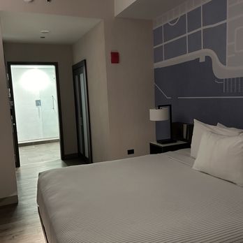Cambria Hotel Chicago Loop - Theatre District - Bedroom - Hotels Near Me - Chicago, Illinois Cambria Hotel Chicago Loop - Theatre District - Bedroom - Hotels Near Me - Chicago, Illinois
