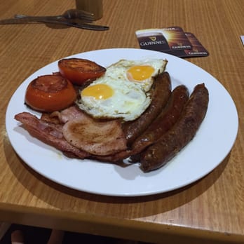 Knickerbocker Hotel - Big (enormous) Breakfast. Free with  accommodation. There's actually a third egg hidden under there too! - Hotels Near Me - Bathurst, NSW