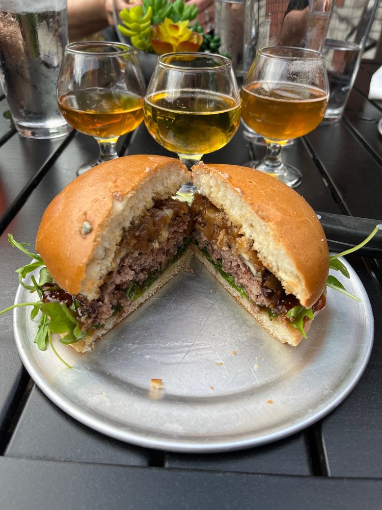 Stout Burgers & Beers, Ventura Roadtrippers