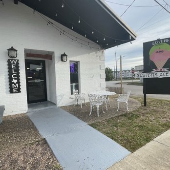 Four Sisters Icecream - Entrance - Ice Cream & Frozen Yogurt Near Me - Waller, Texas