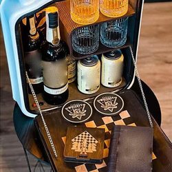 Puffz N’ Pearlz - Indulge in the perfect blend of smooth whiskey and rich cigars at Puffz N' Pearlz. Our expert staff will guide you through the process.