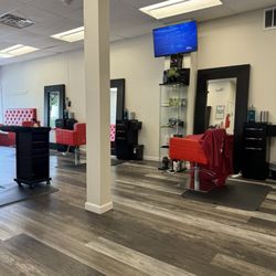 Dominican Doobie Unisex Hair Salon - Work stations