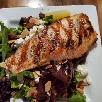 Blade 1936 - Insalata Verde Substituted almonds, because I'm allergic to pecans. Added delicious salmon. - Pizza Near Me - Oceanside, California Blade 1936 - Insalata Verde Substituted almonds, because I'm allergic to pecans. Added delicious salmon. - Pizza Near Me - Oceanside, California