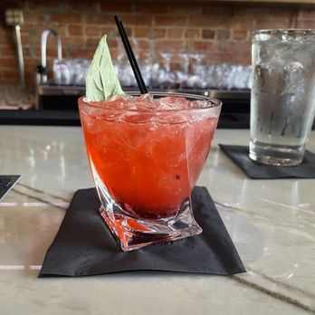 Vye Cocktail Lounge - Blackberry Bramble - Cocktail Bars Near Me - Kansas City, Missouri