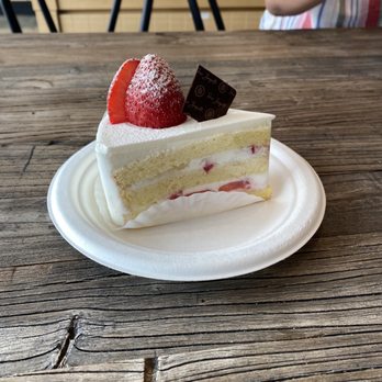 Paris Baguette - Strawberry cake - Bakeries Near Me - Sunnyvale, California Paris Baguette - Strawberry cake - Bakeries Near Me - Sunnyvale, California