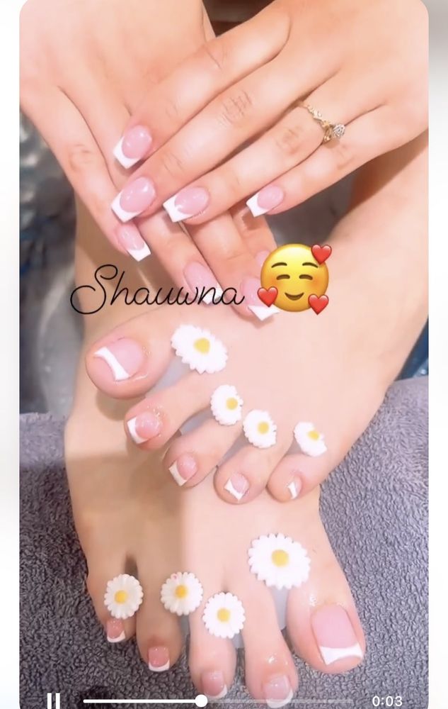 Creative Nails Logo