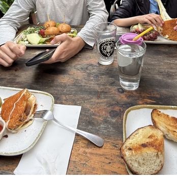 Beerwood - Grilled cheese, sliders, hatch green chile soup - Beer Bar Near Me - Los Osos, California