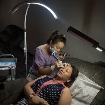 Luxe Lashes Spa - Vanessa doing a tattoo brow removal on my mom! - Eyelash Service Near Me - Las Vegas, Nevada Luxe Lashes Spa - Vanessa doing a tattoo brow removal on my mom! - Eyelash Service Near Me - Las Vegas, Nevada