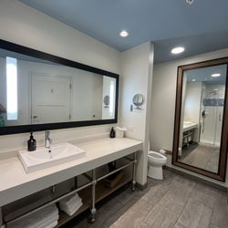 Hotel Indigo Orange Beach - Gulf Shores - King bedroom restroom